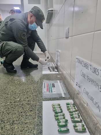 Un gerdarme coloca las cápsulas