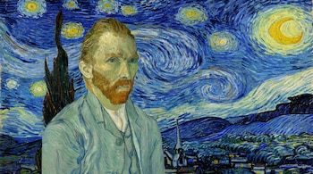 Un retrato del artista Vincent van Gogh con barba rojiza y traje azul verdoso, superpuesto sobre el famoso fondo de La Noche Estrellada.