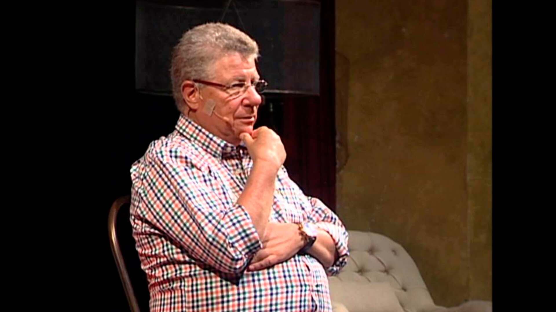 Alazraki es un empresario y publicista mexicano que conduce y produce el programa. Fotos: Youtube/TEDx talks