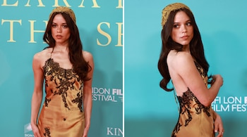 Composición de dos fotografías de Jenna Ortega con un vestido de satén dorado y encaje negro frente a un panel turquesa.