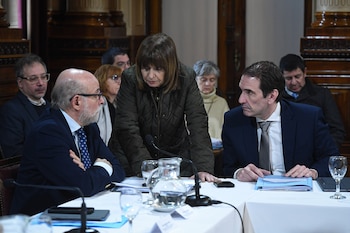 La jefa libertaria, Patricia Bullrich, habla con Fama. A su izquierda, el secretario de la comisión, el ex radical y hoy oficialista Pablo Cervi