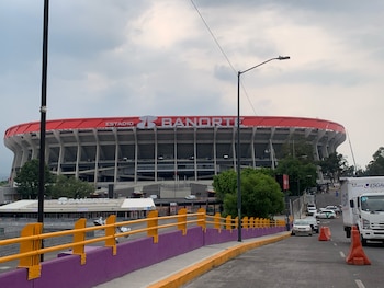 A pocos días de la Copa del Mundo, la dualidad entre la renovación de la sede y la persistencia de demandas sociales es evidente en los las zonas aledañas al mítico Coloso de Santa Úrsula. (Foto: Raúl A. González/Infobae México)