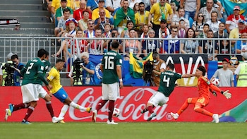 Futebol - Copa do Mundo - Oitavas de final - Brasil x México - Samara Arena, Samara, Rússia - 2 de julho de 2018 Neymar do Brasil faz defesa do mexicano Guillermo Ochoa REUTERS/Carlos Garcia Rawlins