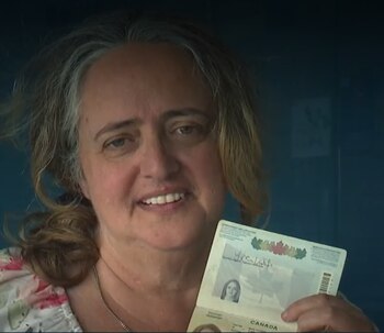 Mujer canadiense varada en aeropuerto