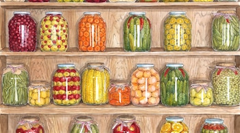 Estantes de madera con frascos de vidrio llenos de cerezas, zanahorias, pepinillos, limones en rodajas, judías verdes y maíz. Algunos frascos llevan lazos.