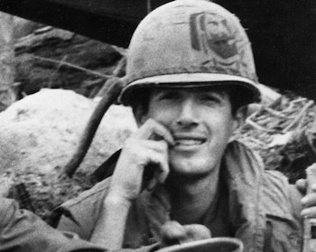 El periodista argentino, en Vietnam, cubriendo la guerra (Ignacio Ezcurra/ donadas por la familia a la Biblioteca Nacional)