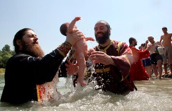 Dos sacerdotes ortodoxos georgianos sostienen