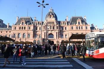 Usuarios de transporte público esperando