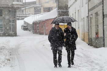 Varias personas caminan por la nieve, a 28 de enero de 2026, en Lugo, Galicia (España). (Carlos Castro/Europa Press)