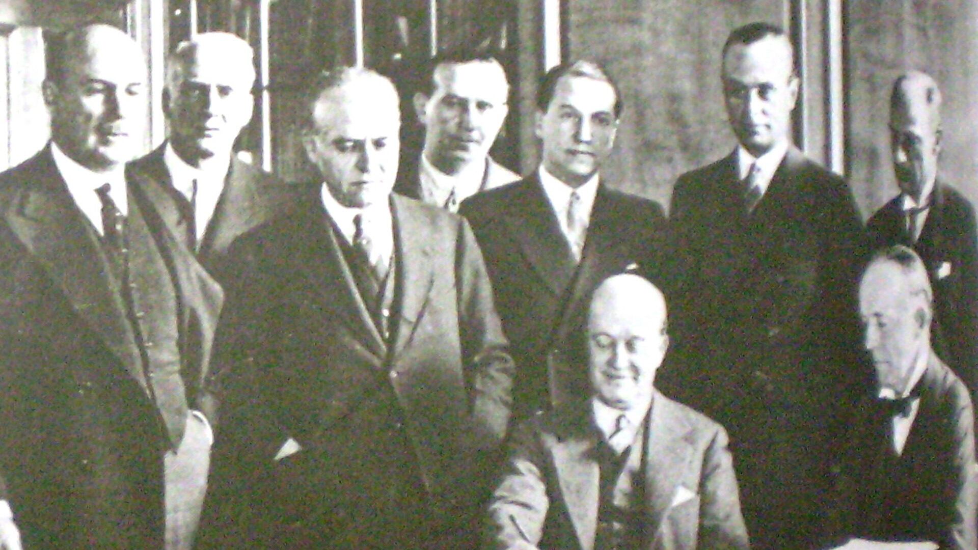 El negociado de las carnes fue el último escándalo de corrupción que destapó. En la foto, el vicepresidente Julio A. Roca (h) suscribiendo el pacto con los representantes del gobierno inglés