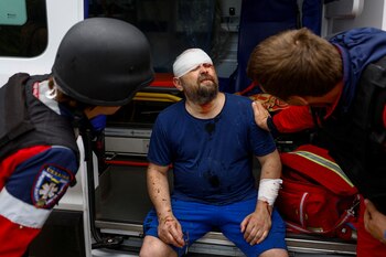 Los paramédicos ayudan al residente local Oleksii, de 47 años, que resultó herido durante un ataque aéreo ruso, en medio del ataque de Rusia contra Ucrania, en Kharkiv, Ucrania, el 18 de mayo de 2024. REUTERS/Valentyn Ogirenko