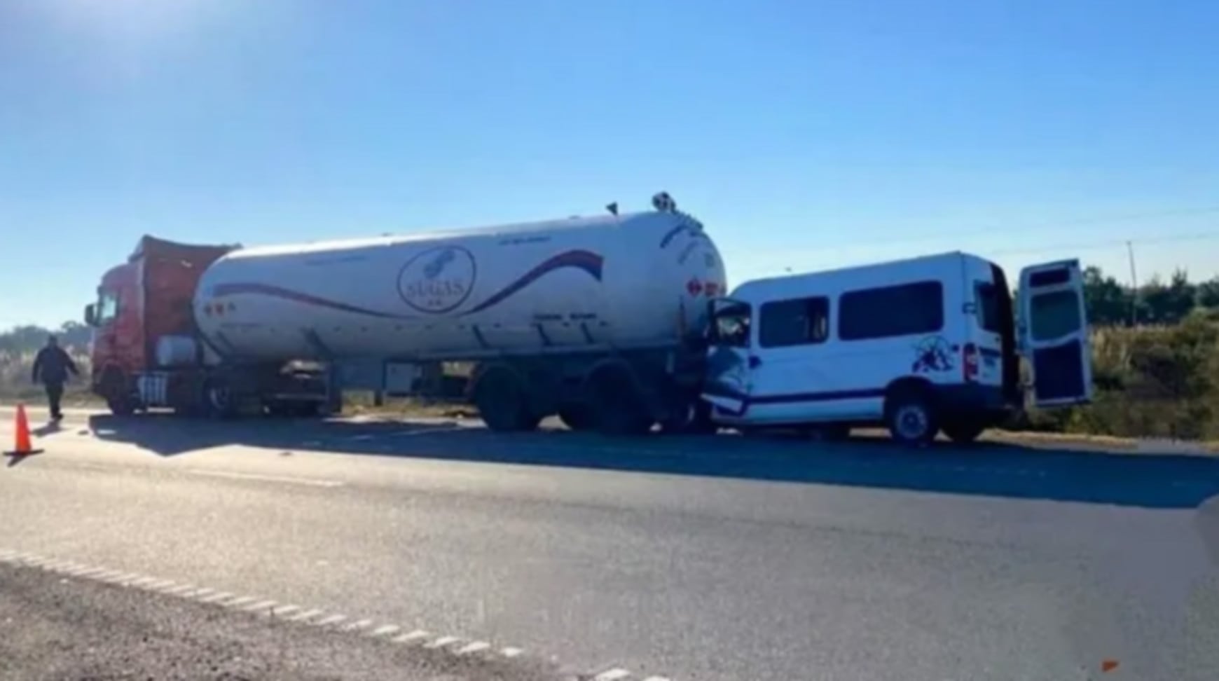 Un camión cisterna y una combi impactaron en la Autopista Rosario-Santa Fe, dejando como saldo la muerte del líder de una conocida banda de cumbia (La Capital)