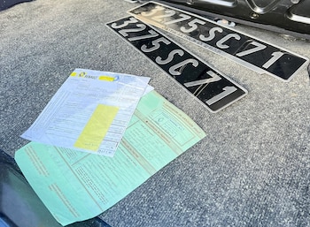 Las matrículas definitivas y papeles del coche Renault 5 TL de 1982 (Aguttes)