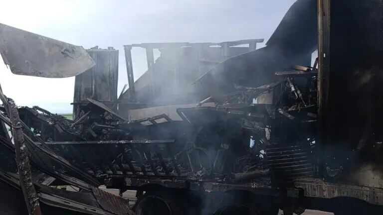 El incendio de un camión en la Ruta Nacional 7 generó la destrucción total de 83 motocicletas Corven y afectó la circulación en La Paz