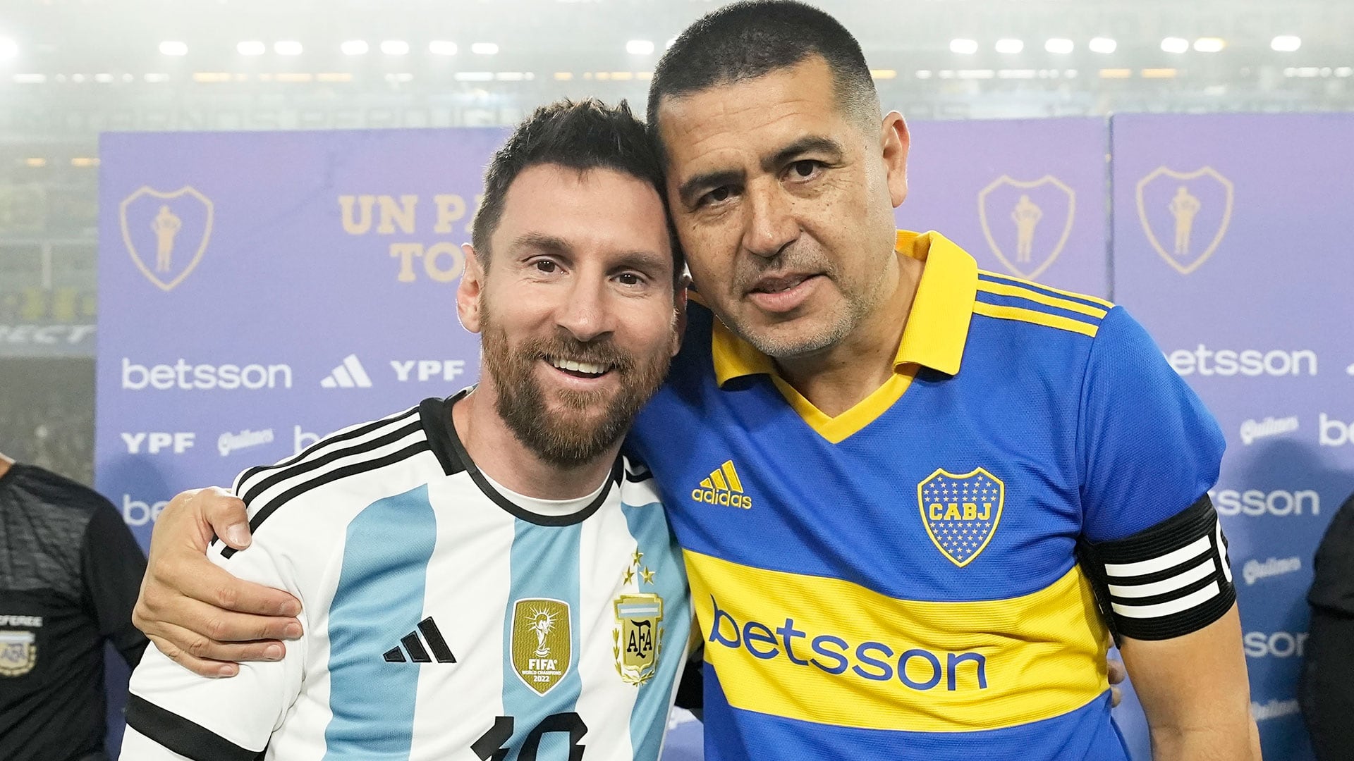 La fecha reúne los nacimientos de dos emblemas del fútbol nacional y vuelve a quedar en el centro de la escena con una coincidencia