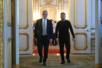 El primer ministro británico, Keir Starmer, y el presidente ucraniano, Volodimir Zelenski, se dirigen a una sala privada para mantener una reunión durante una cumbre en Lancaster House, en el centro de Londres, Reino Unido. 2 de marzo de 2025. JUSTIN TALLIS/REUTERS