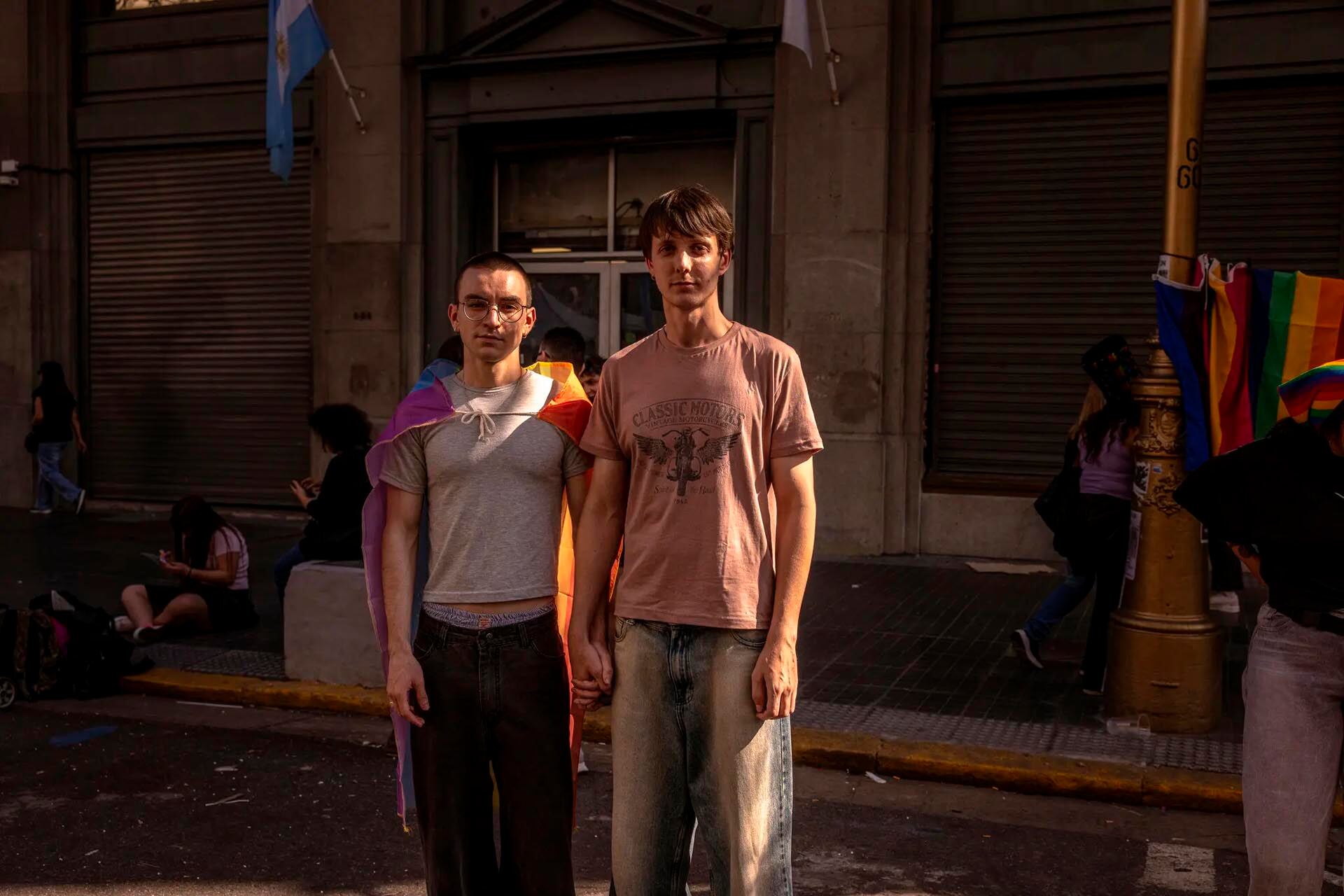 Marat Murzakhanov, izquierda, y su pareja Nikolai Soskov durante la Marcha del Orgullo en Buenos Aires.