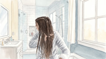 Ilustración en acuarela de una mujer en albornoz gris tocándose el cabello largo en un baño con ducha de cristal y lavabo.