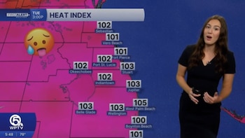 Una meteoróloga presenta un mapa del índice de calor en Florida con números fucsia y naranja. Un emoji sudoroso aparece en la pantalla