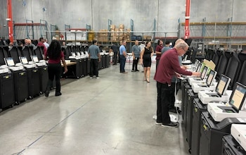 Miami-Dade realizó una prueba de Lógica y Exactitud para verificar las máquinas de votación y los sistemas de tabulación antes de la elección primaria