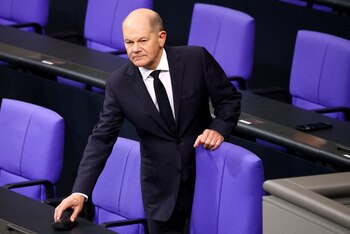 El canciller alemán Olaf Scholz en la Cámara Baja del Parlamento en Berlín (REUTERS/Liesa Johannssen)