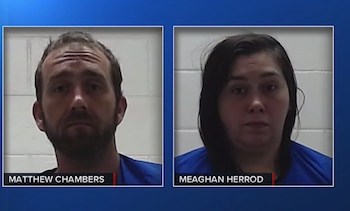 Fotografía policial de Matthew Chambers a la izquierda y de Meaghan Herrod a la derecha sobre un fondo azul