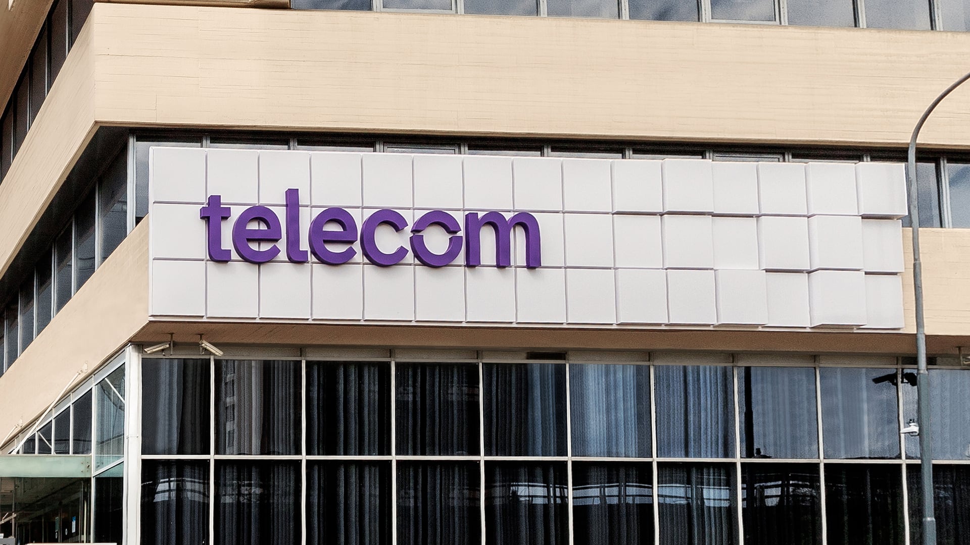 El frente de la torre de Telecom Argentina