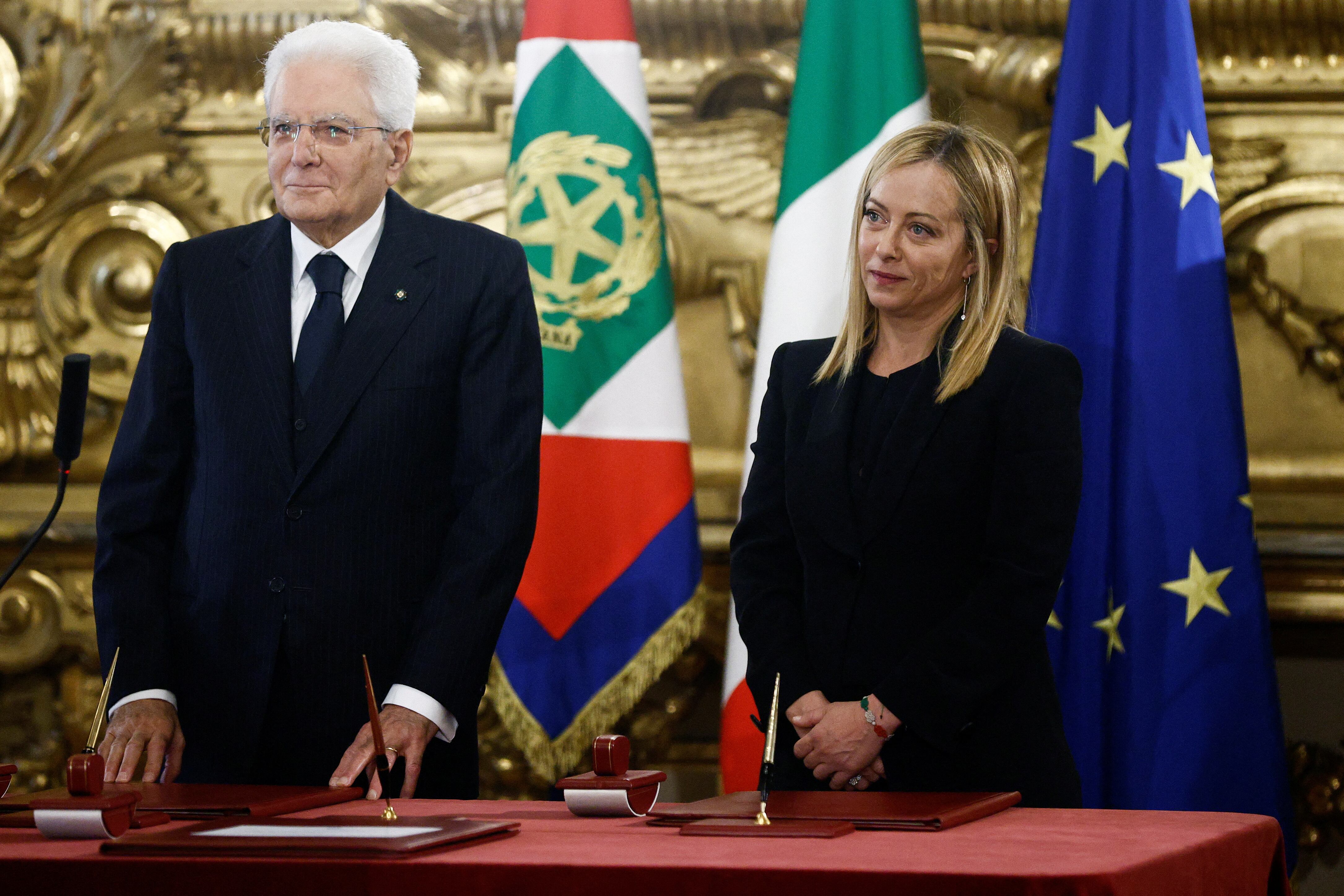 La primera ministra de Italia, Giorgia Meloni, y el presidente italiano, Sergio Mattarella, durante la ceremonia de juramento del gobierno en el Palacio Presidencial del Quirinal, en Roma, en 2022. (REUTERS/Guglielmo Mangiapane)