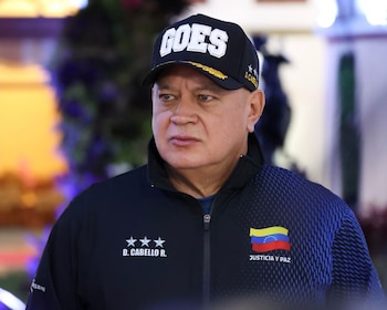 Diosdado Cabello con gorra negra con la inscripción GOES y chaqueta oscura con su nombre y la bandera de Venezuela