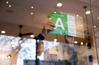 Restaurantes y mercados emblemáticos de Los Ángeles cerraron temporalmente en abril tras citaciones por infestación de ratas y otras plagas, según el Departamento de Salud Pública (Los Angeles Times)