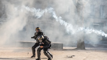 El Gobierno galo eleva a 1.800 los detenidos y a 500 los policías heridos durante las protestas en Francia