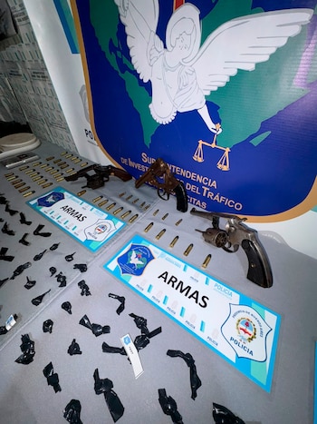 Três armas, balas 30,32 e 8,22 foram levadas pelos criminosos.