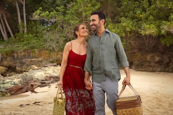 Jennifer Lopez no se mostró sorprendida por ser vinculada románticamente con Brett Goldstein. (Captura de video)