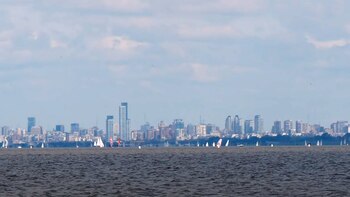 Decenas de veleros navegan en