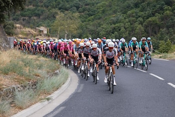 El pelotón, durante la tercera etapa de media montaña de la Vuelta a España 2026 (EFE/ Javier Lizón)