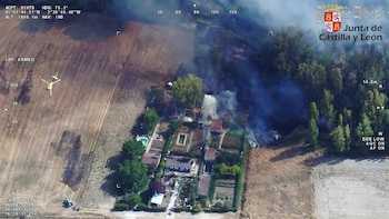 Incendio en La Calabaza junto a un bloque de viviendas desalojadas (@naturalezacyl)