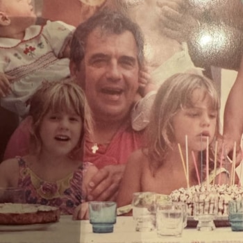 Una joven Ivana Figueiras celebra