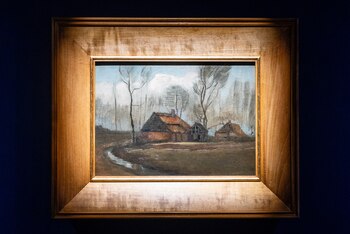 "Choza de campo entre árboles"