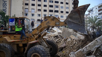 Recuperan otros 30 cadáveres entre