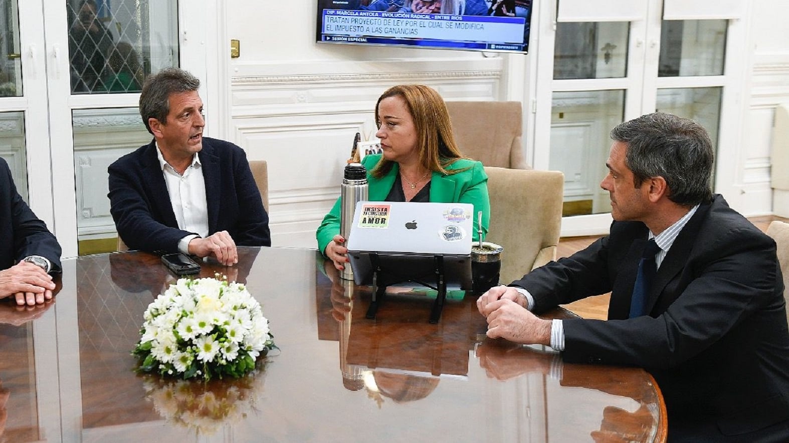 Los diputados Cecilia Moreau y Guillermo Michel junto a Sergio Massa