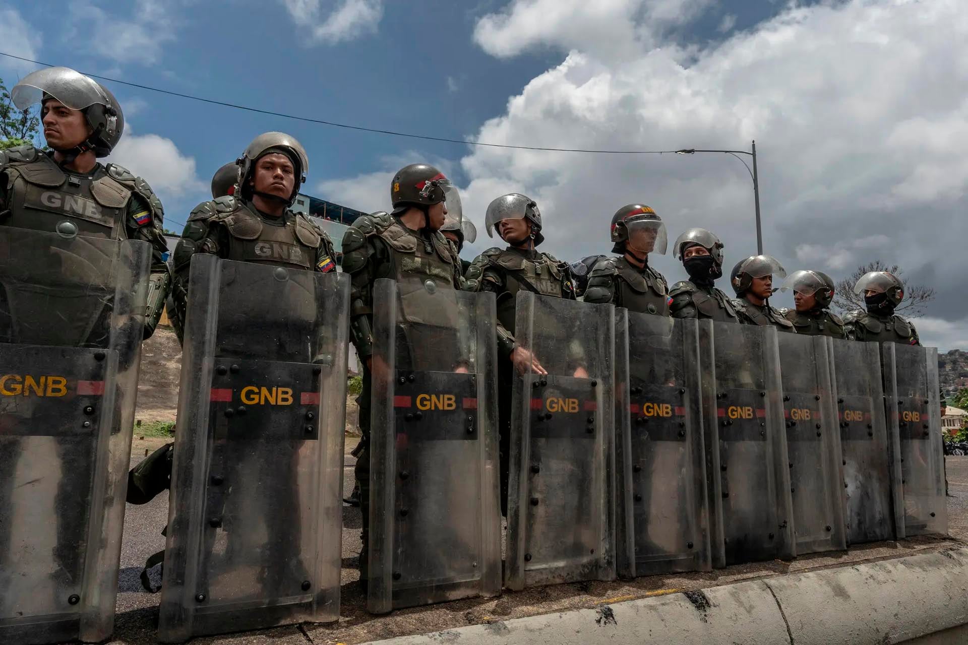 Integrantes de la Guardia Nacional desplegados para disolver las protestas en Venezuela (Alejandro Cegarra para The New York Times)
