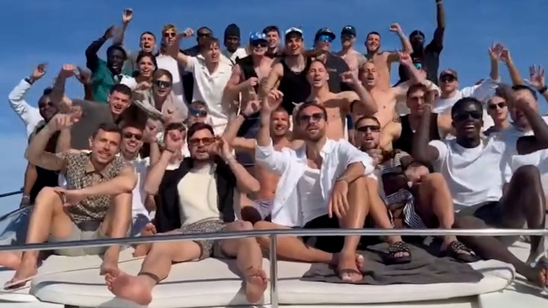 El plantel del Shcalke 04 organizó una fiesta en Ibiza a bordo de un yate privado (Captura de video)