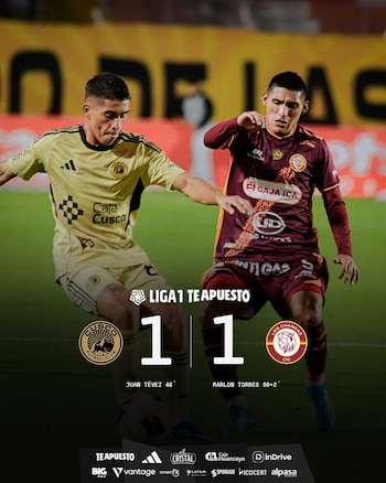 Dos futbolistas en acción durante un partido, uno con camiseta amarilla y otro con camiseta guinda. Al fondo, un marcador muestra "1-1" y los escudos de los equipos