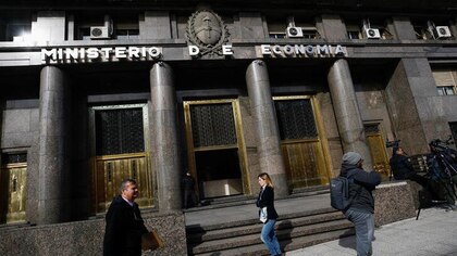 El Tesoro le compró casi $700.000 millones en bonos al Banco Central: qué busca Caputo