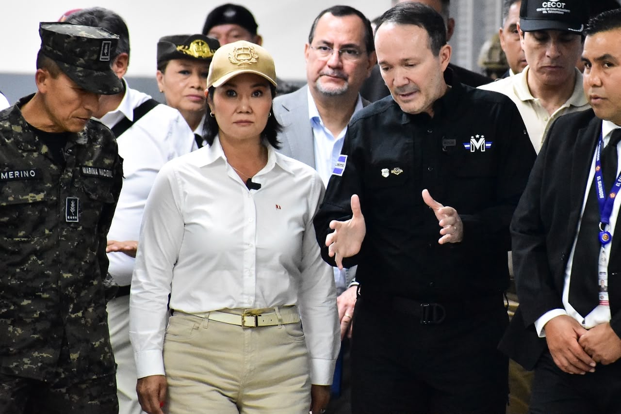 La presidenta de Perú, Keiko Fujimori recorrió el CECOT para evaluar el sistema carcelario salvadoreño