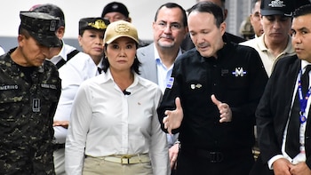 La presidenta de Perú, Keiko Fujimori recorrió el CECOT para evaluar el sistema carcelario salvadoreño