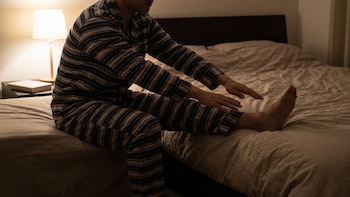 Por qué tiemblan las piernas en la noche y no dejan dormir: médico explicó las razones y el tónico para solucionar el problema