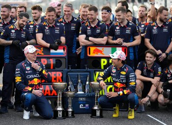 El neerlandés Max Verstappen (i)