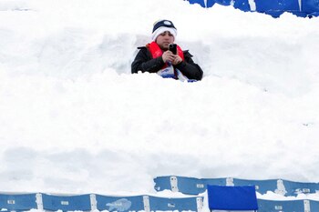 Un fanático se sienta en