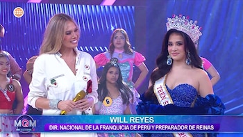 Joven con corona y vestido azul, banda de Miss Teen Supreme Perú. Mujer rubia con camisa blanca y micrófono dorado. Jóvenes de fondo. Gráficos de televisión